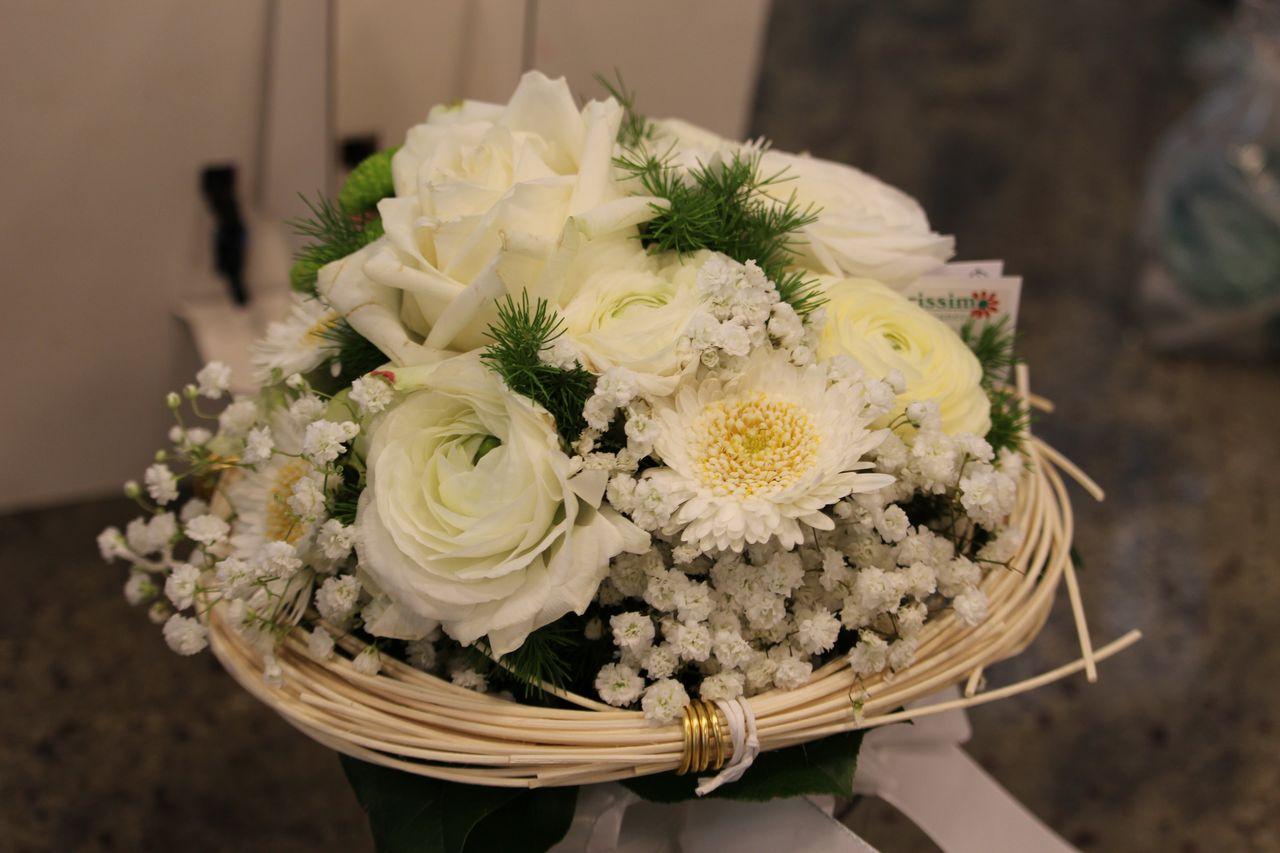 Bouquet di rose bianche e velo da sposa