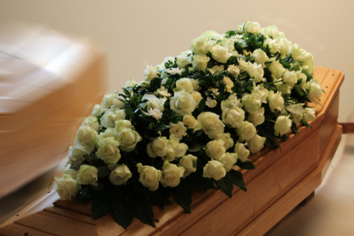 Cuscino copribara di rose bianche e azalea bianca