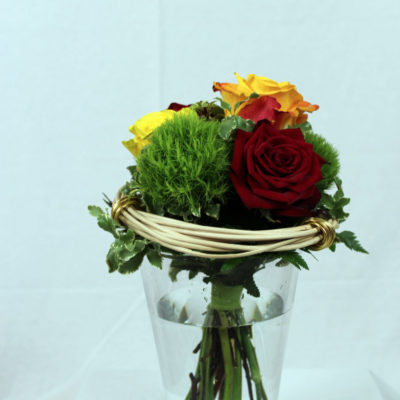 Bouquet rose rosse e arancio con midollino