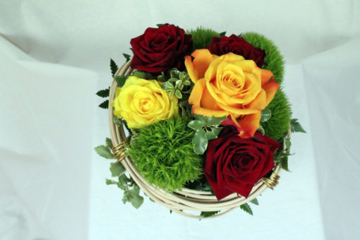 Bouquet rose rosse e arancio con midollino